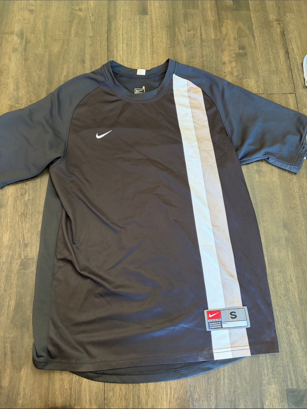 Nike Men’s Black Athletic Short-Sleeve Shirt with White Stripe Accent